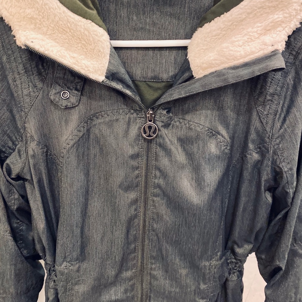 Lululemon dark grey/green fitted jacket size 6